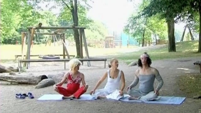Die beiden "Fett weg!"-Turner versetzen sich mit Hilfe blumiger Kopftücher und umgeschnallter Bäuche in die Körper schwangerer Frauen. Sie laden sich die Yogalehrerin Miriam Wessels zur Schwangerschaftsgymnastik in den Sternipark. 