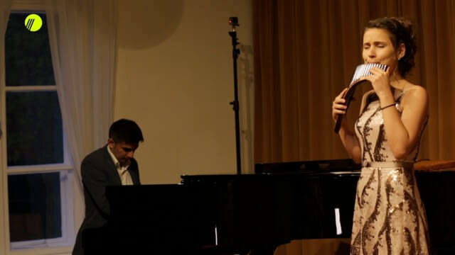 Andreea Chira ist eine junge virtuose Panflötistin, deren Ziel es ist, zu zeigen, wie vielfältig einsetzbar die Panflöte sein kann. Unter dem Motto "Classic meets Jazz meets Folk" werden, im Duo mit Adrian Gaspar, Einflüsse von verschiedenen musikalischen Stilrichtungen miteinander verschmolzen. Ganz im Sinne der Sendung IMPROVISION! Aus aktuellem Anlass wurde sie von Adrian Gaspar als Gast eingeladen über ihre sonstigen Aktivitäten zu berichten.