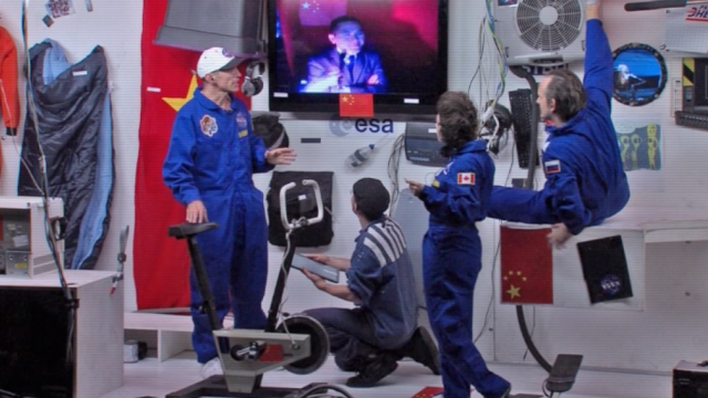 Mao Zedong und die Volksrepublik China sind auch im Weltall präsent. Die Monochrom's ISS Crew will ihre Raumstation wieder aus den Händen der chinesischen Machtübernahme befreien. Angus' finanzielle Notlage wird durch den Fund eines Zauberstabes wie durch Magie aufgelöst. Mit diesem magischen Mittel und einigen Versuchen in "chinesischer Sprache" zu kommunizieren, verfolgt die Crew zielstrebig die Rückeroberung der Raumstation.