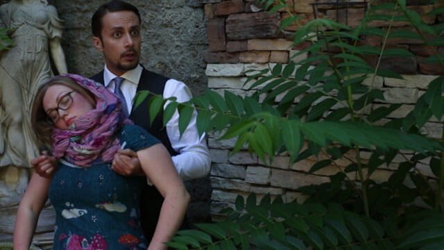 Sissi fürchtet sich davor, eine Registrierkasse anschaffen zu müssen. Die kann sie sich nämlich nicht leisten. Sie bittet daher den Bezirksrat um Hilfe und handelt einen Deal mit ihm aus. Hakan versucht einstweilen, seine uneheliche deutsche Tochter zu verheiraten.