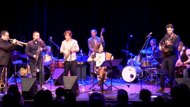 Rene Rumpold singt Popdiven Gesang und Großmütterchen Hatz & Klok, laden ins Metropol - Der Wal