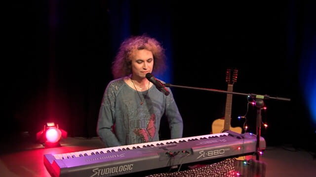 Mike Breeze, Gründungsmitglied der Rockband Mirror & acoustic glam Rockduo Solowshow* ist zu Gast bei Nanni Van Hamburg im TIDE TV Studio.