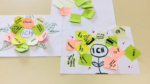 Bereits zum drittes Mal wurde im Jahr 2020 das Projekt WIR, das tschetschenische Jugendliche bei der Entwicklung ihrer Identität und der Integration in Österreich unterstützen sollte, vom IOM Landesbüro für Österreich implementiert. Im Rahmen dieses Projekts haben 2020 siebzehn Mädchen und junge Frauen, vorwiegend aus der tschetschenischen Community, aus Wien und Linz im Alter von 12 bis 19 Jahren ein eigenes Kurzfilm mit dem Titel "Wir sind viele!" gestaltet.
 
Darin teilten sie ganz persönliche Erfahrungen und Meinungen zu verschiedensten Themen: Identität, Vorurteile und Alltagsrassismus sowie ihre Wünsche, Träume und Erwartungen an eine bessere Welt für Alle. Entsprechend ihrer Vielseitigkeit agieren sie gleichzeitig als Filmproduzentinnen, Regisseurinnen, Hauptdarstellerinnen und Interviewpartnerinnen.
 
Dieses Projekt wurde durch das Bundeskanzleramt finanziert.