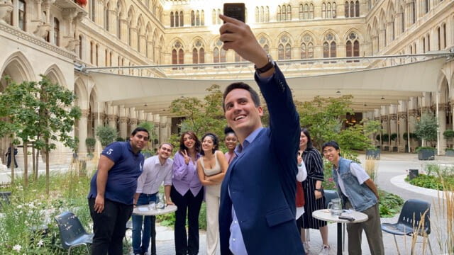 Gespräche im Arkadenhof – Christoph Wiederkehr - SAG'S MULTI!