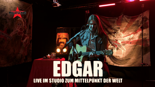 Stephan Edgar Kutscher wurde 1988 in Bayern geboren. Die E-Gitarre hat er mit zwölf in die Hand genommen und seitdem nicht mehr abgelegt. Im Studio von MULATSCHAG TV präsentiert er sein neues Projekt EDGAR und blickt zurück auf frühere Auftritte mit der Wiener Metalband CHAOS BEYOND und KUTSCHER’S BLUESBAND.