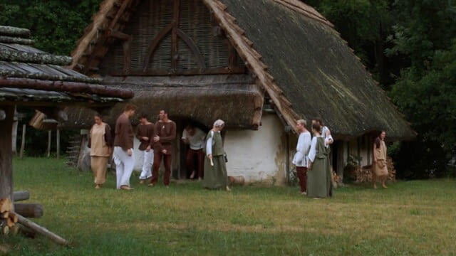 Ein ethnologisches Experiment zwingt eine Gruppe Studenten, zwei Wochen lang auf sich alleine
gestellt in einem Germanisch/Teutonischen Dorf zu überleben - ohne Zugang zu Strom und Gas.
Regiseur Frederik Füssel und Produzentin Jolanta Warpechowski zeigen in diesem Film auf, wie sich
soziale Struktur, Hierarchie und Liebesbeziehungen in Ausnahmesituationen verändern.
An etnological experiment forces a group of students to spend two weeks in an germanic/teutonic
village and to survive on their own - without having access to power and gas. Frederik Füssel and
Jolanta Warpechowski point out how social structures, hierarchy and love relationships can change
with special situations.
Kategorien: Drama, Mittellanger Film 70 `
Herstellungsland: Österreich
Jahr: 2017
Sprache: Deutsch
Regisseur: Frederik Füssel Co Regie Jolanta Warpechowski
Drehbuch: Jolanta Warpechowski
Produzent: Jolanta Warpechowski – Film SOPOGRO
Besetzung: Iris Schmid , Wolf Danny Homann
IMDB: https://www.imdb.com/title/tt4945424/