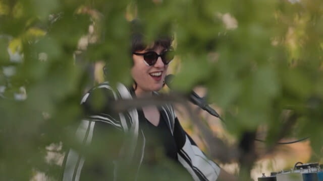 Am 12. Juni öffnete die Sargfabrik ihren Dachgarten für das Rooftop Festival. Gestaltet wurde der Abend von Golnar Shahyar, die gemeinsam mit Mahan Mirarab (Gitarre) und Amir Wahba (Perkussion) als Golnar & Mahan Trio auftrat.
Das Ensemble verband persische Musiktraditionen mit zeitgenössischem Jazz, Improvisation und internationalen Einflüssen. In ihrem Konzert griffen die Musiker:innen Themen wie Identität, Migration und menschliche Verbundenheit auf und schufen eine abwechslungsreiche Klanglandschaft.