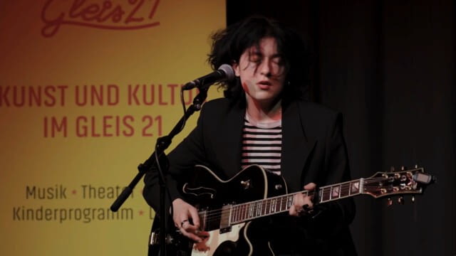 Mit den knappsten Mitteln das Allermeiste zu sagen, das ist die Essenz des Songwriting, sagt der Musiker, Songwriter und Moderator Robert Rotifer, der auch schon bei uns im GLEIS 21 aufgetreten ist. Eine, die das meisterhaft beherrscht, ist Edna Million, die am 5. Juni 2025, bei Gleis 21 zu Gast war. Es ist ihre Stimme, die sofort aufhorchen ließ. Die Texte, wie sie von ihr – lakonisch fast – vorgetragen wurden, haben etwas orakelhaftes.