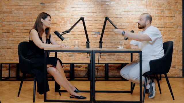 Stellen Sie sich eine Welt vor, in der unsere Häuser nicht nur Schutz bieten, sondern auch die Umwelt schützen. Nachhaltige Häuser sind architektonische Wunderwerke, die modernes Design mit grünen Technologien kombinieren, um energieeffiziente und naturfreundliche Häuser zu schaffen. Die EFdeN-Projekte unter der Leitung von Claudiu Butacu sind ein leuchtendes Beispiel, durch das ein Haus am Ende einen viel geringeren CO2-Fußabdruck haben und finanziell unabhängig sein kann. In einer Welt, in der der Klimawandel uns zum Handeln zwingt, sind nachhaltige Häuser und Projekte wie die des EFdeN-Teams die Leuchttürme für eine grünere und gesündere Zukunft.