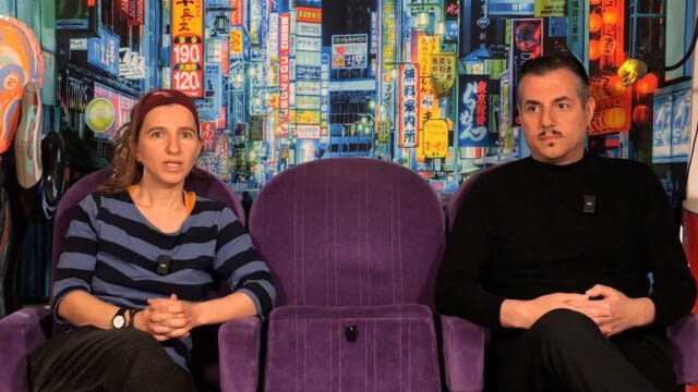 Einblicke in sein Werk
In Körperbilder verbindet Nikos Giavropoulos mythologische und religiöse Erzählungen mit einer präzise inszenierten Bildsprache, in der der menschliche Körper im Zentrum steht. Nackt, ausgeleuchtet und vor dunklem Hintergrund wird der Körper zum Träger von Emotion, Geschichte und Identität. Seine Arbeiten erinnern an barocke Gemälde oder filmische Tableaus, in denen klassische Ikonografie auf queere Perspektiven trifft. Giavropoulos versteht seine Praxis als Regiearbeit – jede Geste ist komponiert, jede Figur gelenkt. So entstehen zeitlose Szenen, in denen alte Mythen neue Bedeutungen gewinnen.