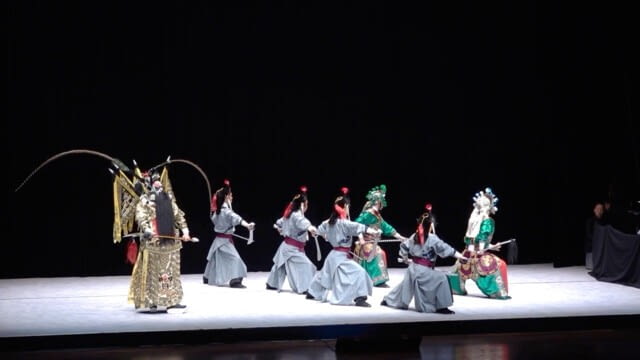 Wir berichten über die chinesische Oper im Wiener Muth-Theater mit kraftvollen Kampfszenen und klagenden Gesängen. Die Oper „Die drei Tötungen des Wu Han“ basiert auf der tragischen Geschichte des Generals Wu Han aus der Östlichen Han Dynastie. Das Konfuzius-Institut an der Universität Wien bietet neue Workshops an wie Bandknüpfen und die Traditionelle Chinesische Medizin. Aus CO2 werden Stoffe: In China haben Forscher neue Fasern entwickelt, die das umweltschädliche CO2 binden und zu Kleidungsstücken verarbeitet werden können. Dahinter steckt viel wissenschaftliche Entwicklung. Außerdem zeigen wir handbemalte Dirndl der Modedesignerin aus Gmunden Sabine Linke, die ihre neuesten Kreationen auf einer Schau in China präsentiert hat.