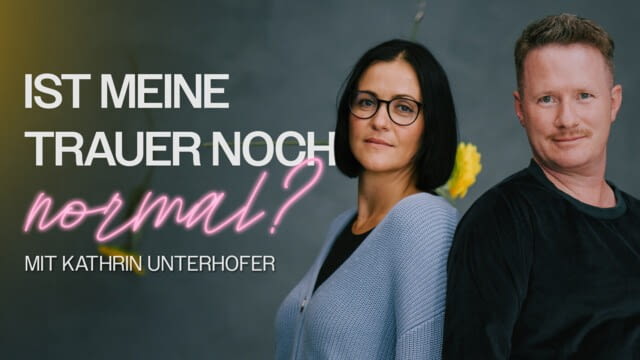 Wann ist es sinnvoll, bei der Trauerbewältigung Hilfe in Anspruch zu nehmen, wann sogar notwendig? Was hat es mit dem Trauerjahr auf sich oder ist es normal, dass Trauer auch deutlich länger dauert? Wie verhält es sich mit dem „Loslassen“ eines verstorbenen, geliebten Menschen, einen Ratschlag den viele Trauernde erhalten? Und wie kann es gelingen dem verstorbenen Menschen einen guten Platz im weiteren Leben zu geben? 
Diese und viele Fragen mehr beantwortet Kathrin Unterhofer im Gespräch mit Rainer Simader, dem Leiter des Bildungswesens von Hospiz Österreich. Kathrin Unterhofer leitet die Kontaktstelle Trauer der Caritas Wien. Sie und ihr Team begleiten Menschen, die aufgrund eines Todesfalles Unterstützung in der Trauer suchen.

Weiterführende Informationen: 

Kontakte zu Hospiz- und Palliativangeboten in deiner Region findest du unter:
https://www.hospiz.at/ (Österreich)
https://www.wegweiser-hospiz-palliati... (Deutschland)

Caritas Kontaktstelle Trauer - kontaktstelletrauer@caritas-wien.at 
Link: https://www.caritas-wien.at/hilfe-ang...

Kontaktstelle Trauer Salzburg - kontaktstelle-trauer@hospiz-sbg.at  
Link: https://hospiz-sbg.at/kontaktstelle-t...

---

Die Online-Talkserie "Sterben ist das Allerletzte" widmet sich den Fragen, Problemen und Themen rund um Sterben, Tod und Trauer. Diese Aspekte werden in unserer Gesellschaft oft vernachlässigt oder sogar verdrängt. Darum verfügen wir häufig nicht über das nötige Wissen, Verständnis und Erfahrung, um angemessen mit ihnen umzugehen, wenn wir selbst betroffen sind. In "Sterben ist das Allerletzte" lädt Rainer Simader (Leiter des Bildungswesens von Hospiz Österreich) Expert:innen, Betroffene und Angehörige ein, ihre Erfahrungen mit uns zu teilen.

---

Eine Produktion von Studio ungefiltert https://www.ungefiltert.at