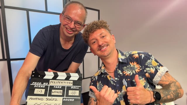 „Du kannst alles schaffen, wenn du Mut hast und an dich glaubst. Wenn du hinfällst, einfach aufstehen, Krone richten und weitermachen.“ Manfred Schütz ist voller positiver Energie, sei es als Fitnesstrainer oder als Aktivist in der Gehörlosen-Community (www.manny.at). Zudem ist er Obmann des Gehörlosen-Vereins WITAF (www.witaf.at) und gelegentlich auch Schauspieler. Für seine Rolle im Kurzfilm „Andi macht's“ von Regisseur Christoph Kopal erhielt er sogar den Preis als „Best Actor“ beim französischen Filmfestival. Manny ist gern in der Natur und liebt Bewegung und Sport, solange es kein Mannschaftssport ist und machte sein Hobby zum Beruf, indem er die Schwitzerei gründete (www.schwitzerei.at).