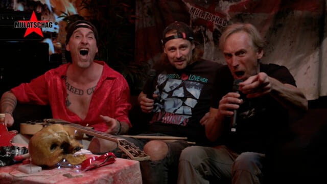 Engel Mayr ist einer der begehrtesten Gitarristen des Landes und man sieht ihn jede Woche auf ORF1, wenn er mit der Dienstag Nacht Kappelle (ehem. Russkaja) die legendäre Late Night Show "Willkommen Österreich" mit Stermann & Grissemann rockt. In seinem Power Trio spielt er erdigen BluesRock ganz im Stile von Govt Mule, ZZ Top und Gary Moore.