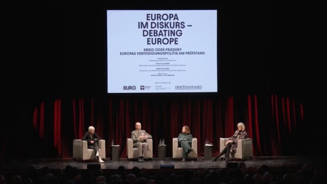 Europas Sicherheit ist bedroht. Mannigfaltig. Durch Russlands Krieg in der Ukraine, seine Drohgebärden und Sabotageakte gegenüber anderen Nachbarstaaten und EU, die Angriffe auf demokratische Gesellschaften mittels Desinformation im Rahmen hybrider Kriegsführung sowie die Abkehr der US-amerikanischen Außenpolitik von ihrer Führungsrolle innerhalb der NATO. All das erzwingt eine Neuordnung der internationalen Beziehungen und stellt Österreichs und Europas bisherige Verteidigungspolitik auf die Probe. Dabei geht es nicht nur um die Frage militärischer Stärke und Einheit, sondern auch um die sozialen Kosten einer solchen Politik – und um diplomatische, wirtschaftliche und technologische Kompetenzen. Welcher Weg ist der beste, um Frieden zu sichern oder ihn wiederzuerlangen? Was sind wir bereit dafür aufzugeben? Wieviel wollen wir investieren? Und welche Chancen dürfen wir dabei nicht aus den Augen verlieren?