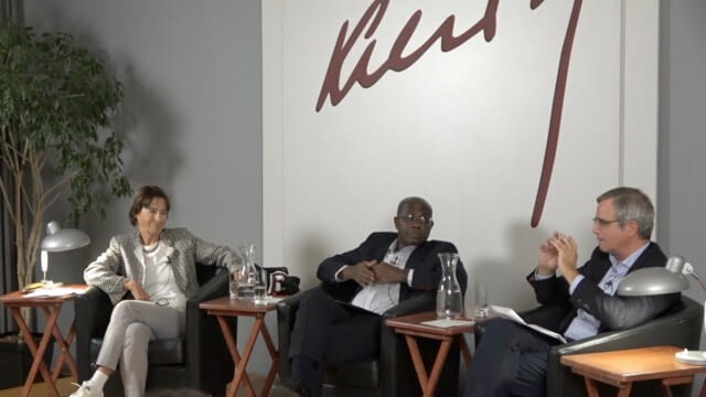 Podiumsdiskussion
Begrüßung und Einführung:
Sybille Straubinger, Geschäftsführerin des VIDC

Hans Peter Lankes, Geschäftsführer von ODI Global

John Asafu-Adjaye, Senior Fellow,  African Centre for Economic Transformation

Moderatorin:
Irene Horejs, ehemalige EU-Botschafterin in Peru, Mali und Niger


Globale Klimaschutzmaßnahmen
Die weltweite Temperatur steigt rapide auf 1,5 Grad über dem vorindustriellen Niveau, das seit Paris 2015 als Temperaturziel gilt.  Heftigere Stürme, Dürren, Überschwemmungen und Hitzewellen richten verheerende Schäden in den am stärksten gefährdeten Gemeinden an, die am wenigsten für die Klimakrise verantwortlich sind. Die afrikanischen Länder erkennen die Notwendigkeit von Klimaschutzmaßnahmen, haben jedoch mit einer hohen Schuldenlast, Kürzungen der Entwicklungshilfe, neuen Exportsteuern der USA und der Notwendigkeit zu kämpfen, in ihre wirtschaftliche Entwicklung zu investieren, um Arbeitsplätze und soziale Dienste für ihre junge Bevölkerung zu schaffen.

Sind angesichts politischer Unsicherheit, zunehmendem Nationalismus und Klimaskepsis die bisherigen Verpflichtungen zur Klimafinanzierung und zu globalen Klimaschutzmaßnahmen noch realistisch? Gibt es positive Aussichten für den COP30-Klimagipfel im November 2025 in Brasilien? Oder wird die Klimapolitik nur ein weiterer Schlag für die Beziehungen zwischen der EU und dem afrikanischen Kontinent sein?