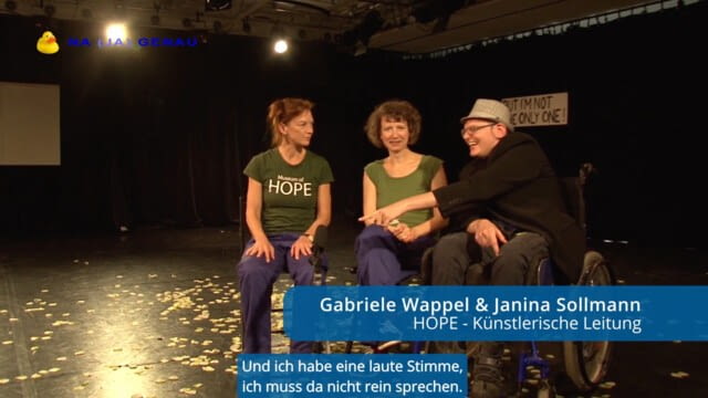 HOPE ist eine museal-theatrale Installation übers Hoffen und Bangen. Die Performer*innen und ihre Gäste erzählen von ihrem Leben. Das Publikum geht durch den Raum wie durch ein Museum und kann bei den einzelnen Menschen und Stationen verweilen und zuhören. Unterbrochen wird dieser Museumsbetrieb durch performative Einlagen, Tanz und den Hoffnungschor. Moderator Marcell Vala hat mit Gabriele Wappel und Janina Sollmann in der intelligent-humorvollen Sendung über HOPE gesprochen.