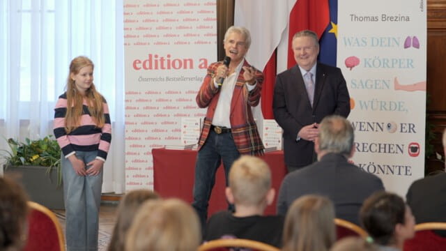 Im Wiener Rathaus präsentierte Thomas Brezina sein neues Buch „Was dein Körper sagen würde, wenn er sprechen könnte“. In einem festlichen Rahmen sprach er darüber, wie wir Signale unseres Körpers besser wahrnehmen und einordnen können – als Orientierungshilfe, als Schutz und als tägliche Erinnerung, gut mit sich selbst umzugehen.
Die Okto-Reporterin Kiki Manig war vor Ort und führte Interviews mit Thomas Brezina sowie mit dem Wiener Bürgermeister Michael Ludwig. Diese beiden Perspektiven beleuchten das Thema aus persönlicher und gesellschaftlicher Sicht und geben der Veranstaltung zusätzliche Tiefe.