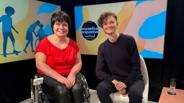 „Meine Hände sind für mich die Musik“. Anja Burghardt alias Anja - Tanzende Hände ist Gebärdenpoetin und Deaf Performance Künstlerin. Auf der Bühne arbeitet Anja mit Gebärdensprache, Mimik und körperlichem Ausdruck. Im Brotjob ist sie Hörgeräteakustikerin und eher introvertiert. Als sie bei equalizent an ihrem ersten Deaf Poetry Slam teilnahm, gewann sie überraschend den 1. Platz. Der Rest ist Gebärdenpoesie-Geschichte. Ob InTaKT Festival oder Beat the Silence, Anja tourt quasi durch ganz Österreich und macht mit ihren Deaf Performances Musik für gehörlose Menschen erlebbar.