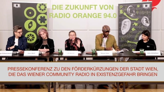 Am 5. Dezember um 10 Uhr übertrug Okto live die Pressekonferenz zu den massiven Förderkürzungen der Stadt Wien, die das Wiener Community Radio in akute Existenzgefahr bringen. Die Kürzungen bedrohen unmittelbar die Zukunft von ORANGE 94.0 und damit einen zentralen Teil des freien, nichtkommerziellen Rundfunks in Österreich.

Freies Community Radio steht für zivilgesellschaftliche Beteiligung, Medienbildung, Vielstimmigkeit, gemeinnützigen Journalismus, Nichtkommerzialität und Werbefreiheit. Eine nachhaltige Finanzierung ist notwendig, damit ORANGE 94.0 und der gesamte Sektor des Freien Rundfunks weiterhin ein 24-Stunden-Radioprogramm als offene Bürger:innenmedien gewährleisten können.

Bei der Pressekonferenz diskutierten Radiomacher:innen von ORANGE 94.0 gemeinsam mit Geschäftsführerin Ulli Weish, Simon Inou, Katharina Biringer (Vorstand), Vera Wolf (Vorstand), Helga Schwarzwald (Verband Freier Rundfunk Österreich) sowie weiteren Gästen über die aktuelle Lage und die finanziellen Perspektiven des Senders.
Die Veranstaltung wurde zeitgleich auf ORANGE 94.0 und Okto ausgestrahlt.

Mehr Infos:
https://o94.at