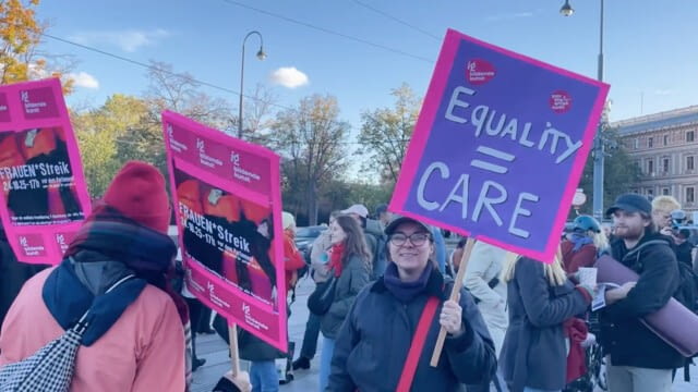 Die erste Folge von Bussi Riot widmet sich dem Feminismus im Allgemeinen und der Sichtbarkeit von Frauen im Sport. Inspirierende Gesprächspartnerinnen berichten von ihren Herausforderungen, prägenden Erfahrungen und persönlichen Erfahrungen und machen deutlich, wie viel Kraft in diesen Geschichten steckt.