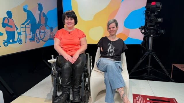 „Auf der einen Seite ist es schön, wenn man als Inspiration gesehen wird, zumindest musikalisch. Aber persönlich ist es eine Gratwanderung, einen Menschen mit Behinderung als Inspiration zu sehen, weil wir keine Inspiration sind. Wir haben sehr viel zu meistern und zu tragen und es wäre besser, wir hätten mehr Unterstützung.“ Liz Müller kam ohne Arme auf die Welt und entdeckte schon früh ihre Liebe zur Musik. Sie lernte mit den Zehen Keyboard zu spielen und gibt neben Konzerte auch Musik-Kurse. Liz stand mehrmals mit Pizzera & Jaus auf der Bühne und begleitete die beiden vor tausenden Fans bei ihrem Hit „Kaleidoskop“.