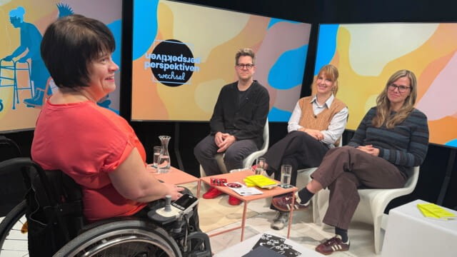 Martin Habacher war ein ganz besonderer Mensch. Das sieht man nicht nur im Dokumentarfilm Mabacher #ungebrochen, sondern auch an der Nachwirkung, die er bis heute ausübt. Stefan Wolner und Hannah Wahl haben den Mabacher Award ins Leben gerufen - www.mabacher-award.com. Gemeinsam mit Cornelia Ohnmacht setzen sie sich mit „Filmklusiv“ auch für eine inklusivere Filmproduktion auf allen Ebenen ein. 
Wie kann man Filme und Fernsehen barrierefreier gestalten? Was ist mit „radikaler Inklusion“ gemeint? Welche Momente mit Martin Habacher haben sie besonders in Erinnerung?  Und wie geht es mit dem Mabacher Award weiter? Das und mehr seht ihr in dieser Folge Perspektivenwechsel. Stefan Wolner, Cornelia Ohnmacht und Hannah Wahl sind bei Ivana Veznikova zu Gast.