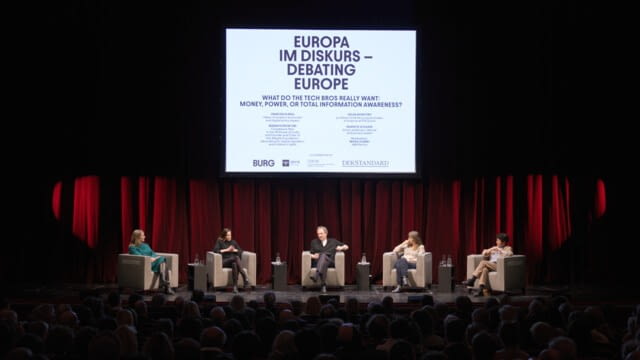Bei Donald Trumps zweiter Amtseinführung als Präsident saßen einige neue Gesichter in der ersten Reihe – die Tech Bros Elon Musk, Jeff Bezos und Mark Zuckerberg gehörten zu den Hauptakteuren aus dem Silicon Valley, die den wiedergewählten Präsidenten begrüßten. Seitdem hat diese kleine Gruppe extrem wohlhabender Tech-Unternehmer eine überdimensionale Rolle bei der Gestaltung der zukünftigen Ausrichtung der US-Kommunikationsnetze sowie ihrer militärischen Forschungs- und Entwicklungsprogramme gespielt. Tief verstrickt in den Wettlauf mit China um die Entwicklung von KI-Superintelligenz, erstreckt sich ihr Einfluss weit über die Grenzen der USA hinaus und betrifft Milliarden Menschen in Europa und weltweit.

In dieser Debatte bringen wir einige der führenden europäischen Expertinnen für die Politik der Digitalisierung zusammen.

Es diskutieren:
Francesca Bria, italienische Innovationsökonomin und Expertin für Digitalpolitik
Marietje Schaake, niederländische Politikerin, Internet- und Datenschutzexpertin
Helga Nowotny, Professorin für Wissenschaftsforschung
Beeban Kidron OBE, britische Filmemacherin und Politikerin

Moderation:
Misha Glenny, IWM Rektor

Eine Kooperation von BURG, ERSTE Stiftung, Institut für die Wissenschaften vom Menschen (IWM) und DER STANDARD.