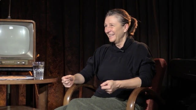 Christian Jeschko hat das OKTO-Urgestein und musikalisch-unterhaltende Multitalent Birgit Denk im legendären Wiener Tschocherl zum Plaudern eingeladen.