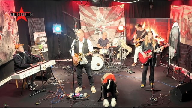 Er wurde als Gitarrist der österreichischen Hardrock-Band Alkbottle bekannt. Zitta kam schon als Kind mit der Rockmusik in Berührung, weil sein Vater Plattenboss der Ariola, Bellaphon und später dann Warner Music war. Chris Zitta, der u.a. Heinz Neuböck und Milan Polak als Lehrer hatte, spielt mit Band live im Studio zum Mittelpunkt der Welt.