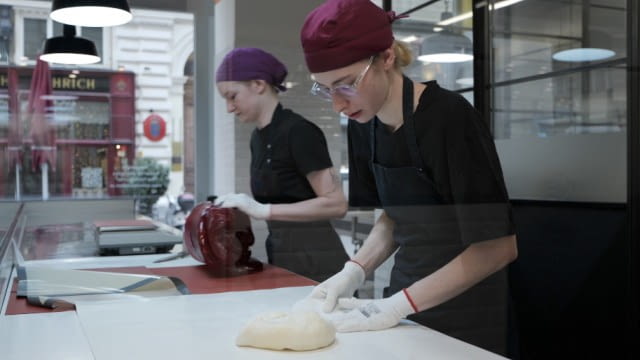 Süße Handarbeit: Die Kunst der Bonbonherstellung in Wien - High Five