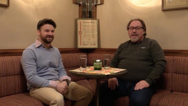 Christian Jeschko meldet sich diesmal nicht aus dem Original Wiener Tschocherl, sondern aus der Tanzschule Wagner. Aus gutem Grund: Er spricht mit Tanzschul-Leiter Bernhard Wagner. Gelingt den beiden im Gespräch ein Linkswalzer? Locker!