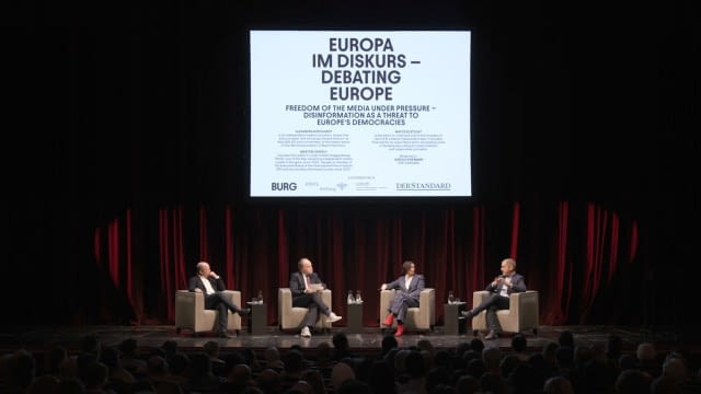 Freie Medien sind eine Grundsäule der Demokratie. Doch in ganz Europa geraten sie zunehmend unter Druck: durch politische Einflussnahme, wirtschaftliche Abhängigkeiten, digitale Manipulation und gezielte Desinformationskampagnen. Wahrheit wird relativiert, Vertrauen systematisch untergraben. Expert:innen aus Journalismus, Medienforschung, Politik und Zivilgesellschaft analysieren, wie Desinformation entsteht, verbreitet wird und welche Akteure davon profitieren. Sie diskutieren die Bedrohungen für unabhängige Berichterstattung ebenso wie die Verantwortung von Politik, Plattformen und Medien selbst. Wie lässt sich Medienfreiheit in Zeiten hybrider Informationskriege schützen? Welche Rolle spielen soziale Netzwerke bei der Verbreitung von Falschinformationen? Und wie können demokratische Gesellschaften Resilienz gegen gezielte Manipulation entwickeln – ohne die Meinungsfreiheit zu gefährden?

Mit: 
Alexandra Borchardt, unabhängige Medienberaterin, Forscherin und Journalistin 
Márton Gergely, Chefredakteur des Heti Világgazdaság (HVG)
Matúš Kostolný, Chefredakteur und Mitbegründer von DENNÍK N 

Moderation: Gerold Riedmann, DER STANDARD 

Eine Kooperation von BURG, ERSTE Stiftung, Institut für die Wissenschaften vom Menschen (IWM) und DER STANDARD