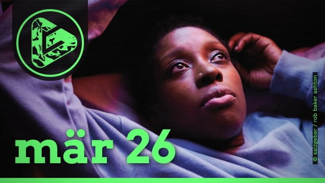 Anfang März gab es gleich zwei große Preisverleihungen mit queerer Relevanz: Joe Locke (Heartstopper) gewann einen Emmy, bei den GLAAD Awards wurden u.a. Stranger Things und Heated Rivalry ausgezeichnet. Außerdem bei GOQUEER: Österreich weitet Trans*-Rechte aus, die AfD Sachsen will das Selbstbestimmungsgesetz kippen – mit dem ungarischen Homopropaganda-Gesetz als Vorbild – und Ex-Bundespräsident Wulff tritt im Tagesspiegel für queere Menschen ein. Dazu drei Produktionen: In „Dreamers" entsteht im britischen Abschiebezentrum eine Liebesgeschichte zwischen zwei Migrantinnen. „Heated Rivalry" zeigt zwei Eishockey-Rivalen, die ihre queere Beziehung geheim halten müssen. Staffel 3 von „School Spirits" ist auf Paramount+ zu sehen.