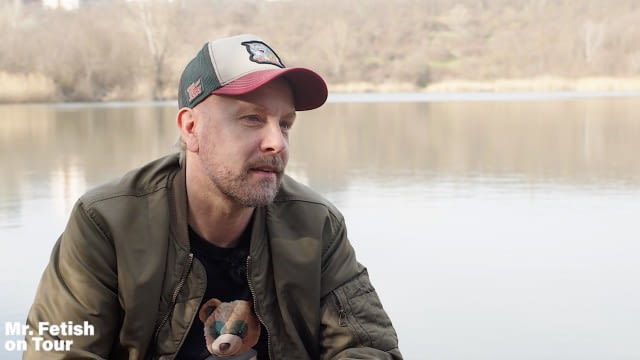 In der ersten Folge der neuen queeren Serie von MR. FETISH AUSTRIA on Tour spricht Moderator Andreas Hofmarcher (Maisblau) mit dem Sänger, Entertainer und Moderator Chris Bertl über dominante Beziehungen im negativen Sinn.