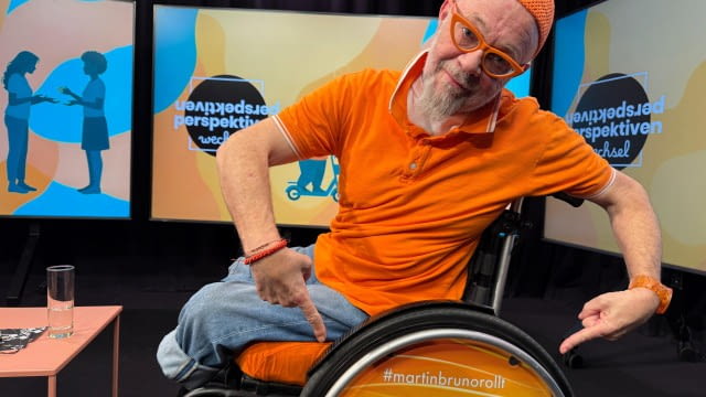 „Reisen ist mein Leben, Reisen ist mein Ein und Alles.“ Der Reisejournalist Martin Bruno Walther war in über 100 Ländern der Welt unterwegs. Nach seinen Bein-Amputationen testet er nun Reiseziele und Hotels auf ihre Barrierefreiheit. Warum sind Lego Rampen so cool? Was versteht man unter Sensing Journeys? Und welche Laster begleiten unseren Reiseprofi? Neben Gin Tonic ist es vor allem die Farbe orange und der schwarze Humor, die Martin Bruno zum Pilot und nicht zum Passagier seiner Lebensreise machen. #martinbrunorollt