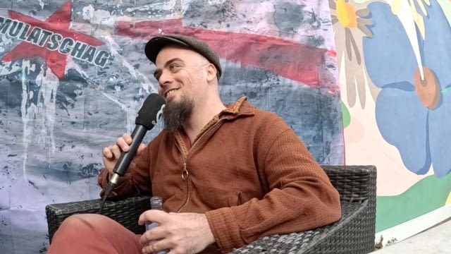 Lucas Warford of Portland/Oregon based Rockband THREE FOR SILVER in an exclusive Interview for MULATSCHAG TV (Vienna/Austria) answering the questionnaire of Bernard Pivot, and talking about essentials on Tour, AI and the future of Rockmusic. Clips: These laughing bones, Things just get away from you, Proof, Get low, Dark sun, Born to trouble.