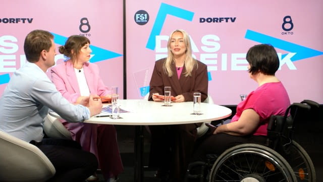 Für die erste Ausgabe der neuen Staffel von DAS DREIECK haben die Moderatorinnen Katja Ilnizki (FS1) und Katharina Obermayer (OKTO) Matthias Friedrich, Deputy Head of Event des ORF, und Ivana Veznikova, Moderatorin der inklusiven und preisgekrönten OKTO-Sendereihe PERSPEKTI-VENWECHSEL, eingeladen. Ist der Eurovision Song Contest 2026 wirklich ein Event für alle? Welche Angebote gibt es für Menschen mit speziellen Bedürfnissen? Sind Menschen mit Behinderungen im Team des ESC oder als Bühnendarsteller:innen sichtbar? Was braucht es für einen inklusiven Event? Was ist Menschen mit Behinderungen wichtig? Dazu hat DORFTV auch einen Einspieler mit der Fußkeyboarderin Liz Müller gestaltet.