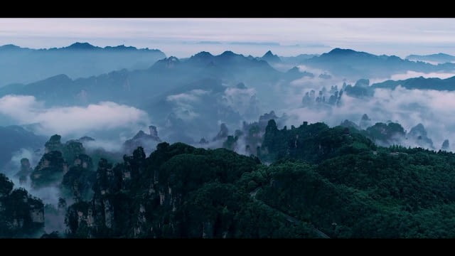 In der zentralchinesischen Provinz Hunan liegt der beeindruckende Nationalpark Zhangjiajie. Die märchenhaften Berge aus Quarz-Sandstein wurden durch den Hollywood Blockbuster „Avatar – Aufbruch nach Pandora“ weltweit bekannt. Die hoch in den Himmel ragenden Bergformationen sind in Hollywood zu schwebenden Himmelbergen nachgebaut worden. Heute zieht der Nationalpark Touristen aus der ganzen Welt an.