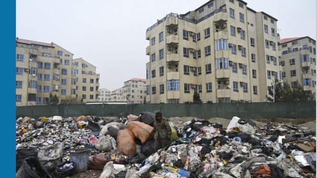 In den vergangenen Jahren haben Plastikabfälle die afghanische Hauptstadt fest im Griff und gefährden sowohl die Gesundheit der Bevölkerung als auch die Umwelt. 
Von den Straßen und Plätzen über den Kabul-Fluss bis hin zu den Müllhalden sorgt die wachsende Plastikansammlung für Luft-, Boden- und Wasserverschmutzung und erhöht das Risiko von Atemwegs- und bakteriellen Erkrankungen.
Umweltfachleute warnen, dass Kabul ohne ernsthafte Abfallbewirtschaftung und Sensibilisierungskampagnen mit einer schweren Umwelt- und Gesundheitskrise konfrontiert sein wird.
#wirtschaftsagentur #stadtwien #MA22 #oxustv #kabul #afghanistan #environment #plastic #okto