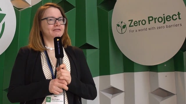 Die Moderator:innen Antonio Bögner und Marcell Vala waren bei der Zero Project Conference und haben mit ihrem tollen neuen Mikrofonschutz mit bekannten und interessanten Leute gesprochen. Manche sind beides.