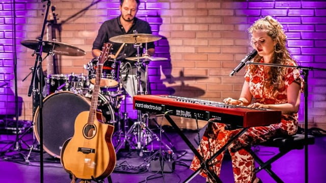 Berührende Songs, klar im Ausdruck, mit sprachlicher Finesse und emotionaler Tiefe – und doch leichtfüßig, manchmal fast schwebend. Mit feinem Gespür für Sprache und einer guten Portion Wortwitz zeichnet Louisa Specht Bilder und Geschichten, die im Kopf bleiben. Ihre klare Stimme verbindet diese mit rhythmischen Akustik-Pop-Arrangements, durchzogen von Chanson- und Jazz-Einflüssen.
Nichts steht zwischen Musik und Publikum – aus Zuhörenden werden Mitreisende, aus Beobachter:innen Beteiligte. Louisa Specht nennt ihren Stil „Liedermachertum in neuem Kleid“. Ihre Lieder tragen ihre Handschrift – persönlich, lebendig, poetisch. Mit den EPs „Karussell“ und „Vom Werden“, erschienen bei Sturm & Klang, dem Label von Konstantin Wecker, hat sie bereits ein starkes Fundament gelegt.
Die Songs ihrer beiden EPs hat Louisa Specht gemeinsam mit ihrer Band in der Radiosendung „Ö1 Hausmusik“ live aufgeführt. Dieser besondere Konzertmoment ist nun auf ihrem Ö1 Live Album festgehalten. Beim Releasekonzert in der Sargfabrik wird diese Energie direkt erlebbar.
Louisa Specht – Stimme, Gitarre, Klavier, Lukas Plankenbichler – Gitarre, Andrea Fränzel – Bass, Alexander Hewleb – Schlagzeug