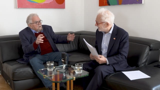 Der Journalist und Autor vieler Bücher Reinhardt Badegruber spricht mit dem Rechtsanwalt Georg Zanger über neueste Entwicklungen in China. Georg Zanger ist Präsident der Austrian Chinese Business Association und kennt China nicht nur wirtschaftlich sehr gut, sondern schaut auch genau auf politische Entwicklungen und die soziale Situation der Einwohner. Reinhardt Badegruber war 2025 das erste Mal in China und wurde überwältigt von den technischen Neuerungen wie Robotern, die einem im Lift begegnen und allgegenwärtigen Überwachungskameras. Der Rechtsanwalt und der Journalist unterhalten sich locker über die Vorurteile der westlichen Länder gegenüber China uns wie schnell sich diese auf einer China-Reise zerstreuen. Georg Zanger erklärt auch, wie ein Fünfjahresplan zustande kommt und warum die Abstimmungen immer einstimmig ausgehen. Reinhardt Baedgruber ist fasziniert, von den Bibliotheken, die bis in die Nacht offen haben und den Musikliebhabern, die von der westlichen Klassik oft mehr wissen als wir im Westen.