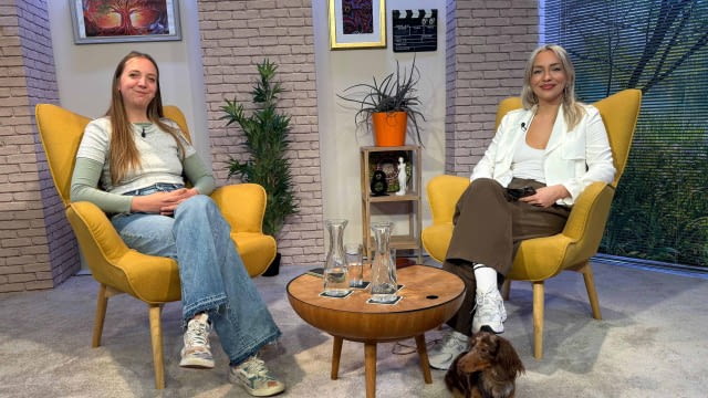 Ich bin eine von hundert – mit 21 erhalte ich die Diagnose: paranoide Schizophrenie.
Knapp 10 Jahre nach meiner Diagnose führe ich wieder ein stabiles Leben. Mein Film erzählt, wie mir das gelingen konnte – wie ich mir mit Hilfe von Therapie, Beharrlichkeit und Psychoeduktion mein Leben zurückerobert habe.

Ein Film über das Leben mit einer psychischen Erkrankung – ein leiser, eindringlicher Blick auf Krankheit und Heilung – jenseits von Klischees und Pathologie. Über die Macht von Sprache, von Beziehung, von Wissen – und über die Hoffnung, dass aus dem Bruch etwas Neues wachsen kann.