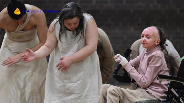 danse brute ist kein Tanzpädagogisches Projekt, danse brute lebt eine radikale inklusive zeitgenössische Tanzpraxis in deren Mittelpunkt immer die Gleichwertigkeit aller Mitwirkenden, einschließlich des Publikums steht.

Konzeption, Probenleitung & choreografische Leitung: Violetta Höhn, Sonja Browne
Konzeption & Sound: David Ender
Bühnenbild: Antonia Hinterreitner
Licht und Technik: Paulo
Dramaturgische Beratung: Brigitte Marschall
Bewegungsmaterial & Performance: Sonja Browne, David Ender, Geli Goldmann, Magdalena Hinterreitner, Violetta Höhn, Luna Scheib, Cathrin Sedhoum, Alexander Stuchlik & Ariel Uziga
Kostüm & Bühne: Sonja Browne
Fotos: Allen Browne