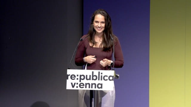 DER ALGORITHMUS IN UNSEREM KOPF: WARUM WIR IDENTISCHES VERHALTEN UNTERSCHIEDLICH BEWERTEN mit ELISABETH WAGNER - re:publica Vienna