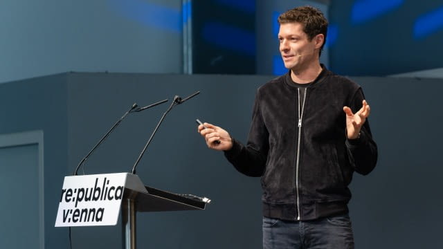 SAGBAR, STREITBAR, STRAFBAR: WER SCHÜTZT DIE MEINUNGSFREIHEIT VOR IHREN HÜTERN? - RONEN STEINKE - re:publica Vienna