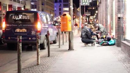 Posterframe von Draufsicht: Obdachlosigkeit in Berlin