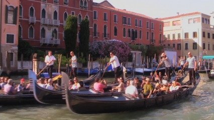 Posterframe von Menschen in Venedig