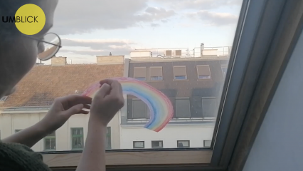 Posterframe von Umblick - Gemeinsam daheim: Regenbogen als Zeichen des Zusammenhalts während Corona + DIY Fensterbild